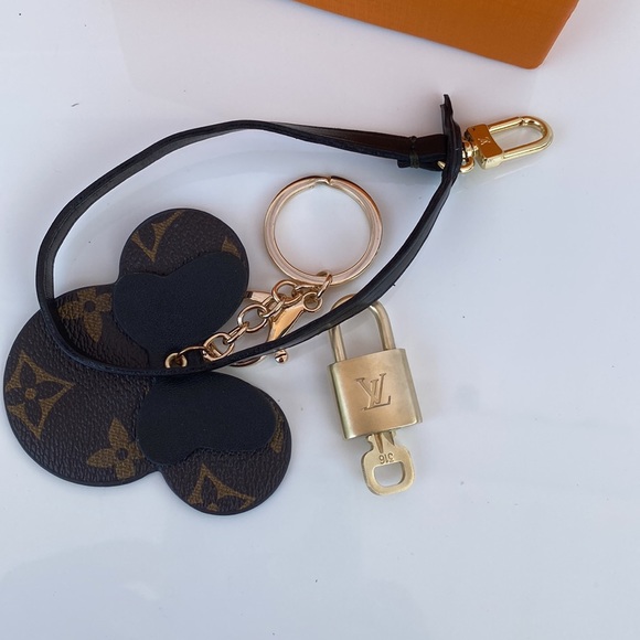 Authentic Louis Vuitton Strap and Lock and key 316. Charm is gifted. - Picture 8 of 8